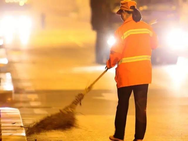 環(huán)衛(wèi)工人:城市的美容師 環(huán)衛(wèi)工人:城市的美容師